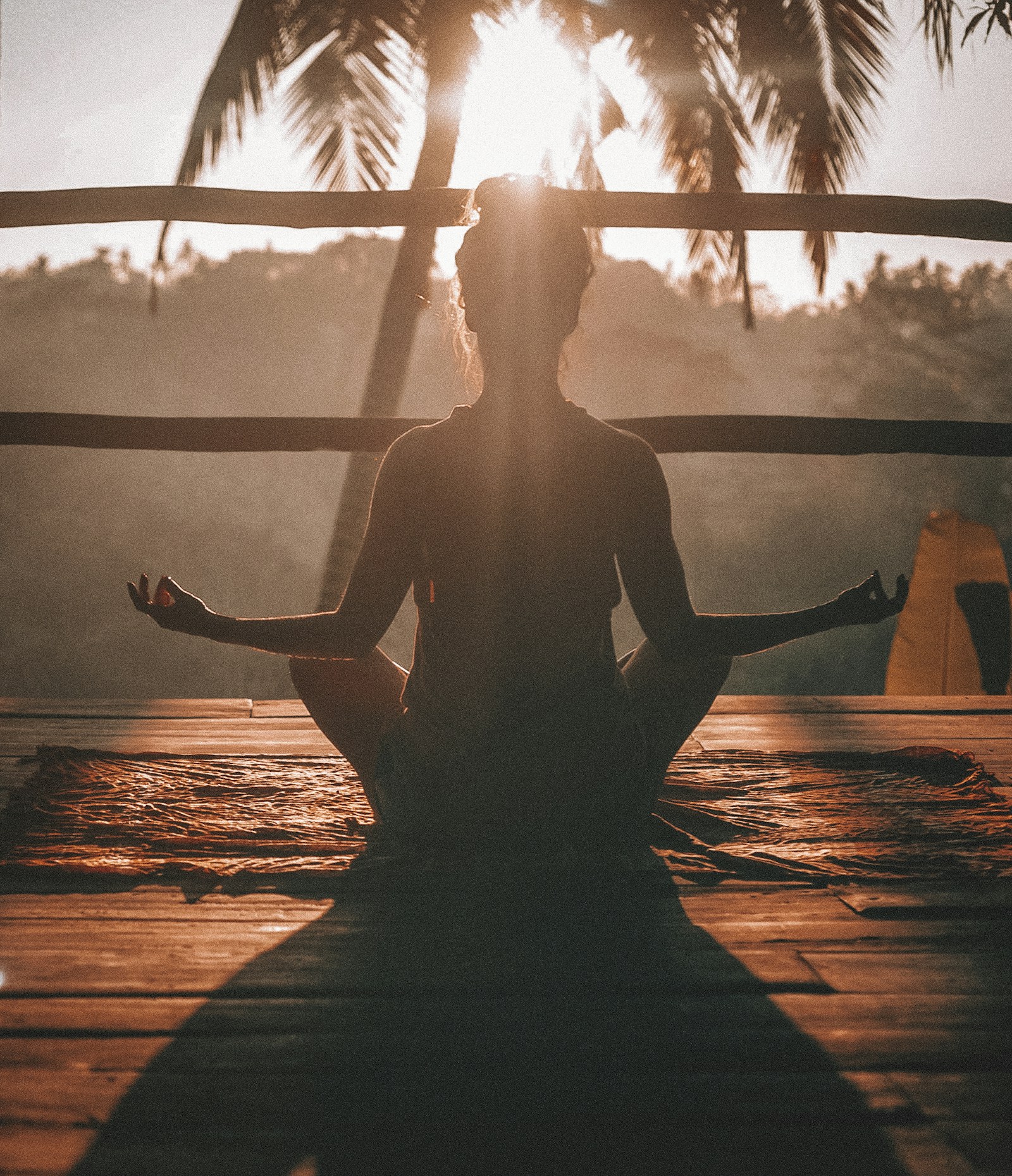 Photo libre Unsplash – adulte en méditation, intérieur chaleureux