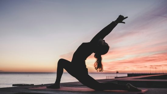 Photo libre Unsplash – pratique corporelle douce en extérieur